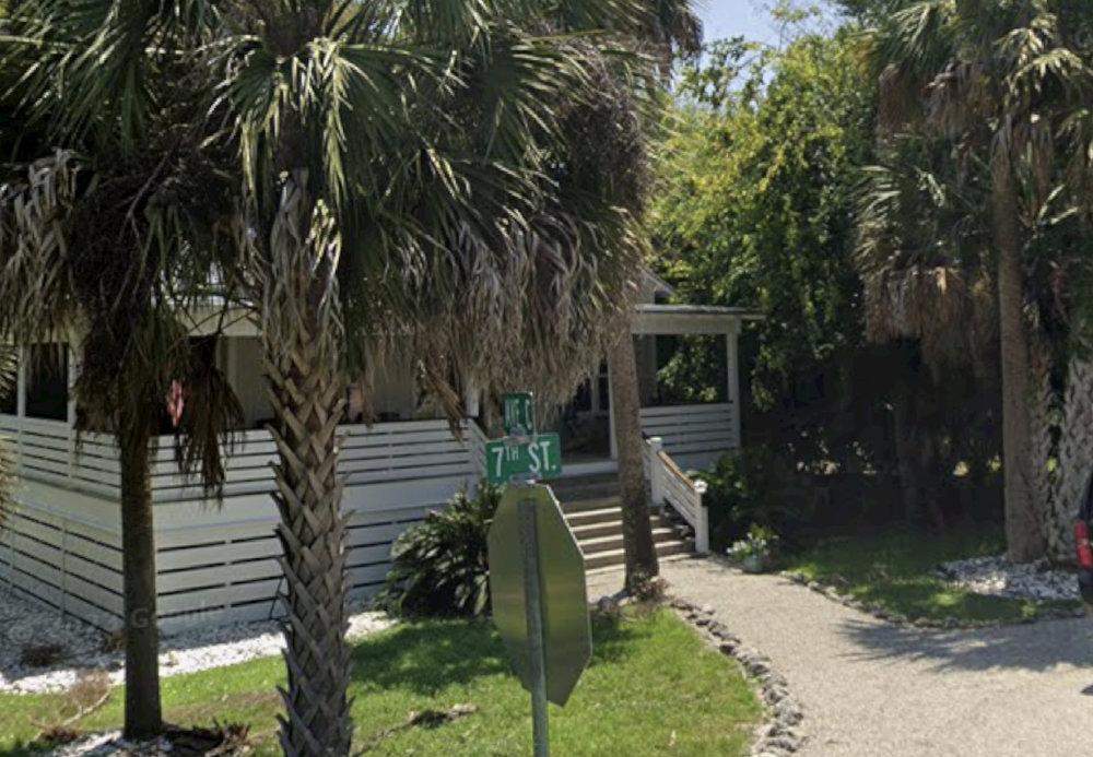 Porch 10 - 39 7th St